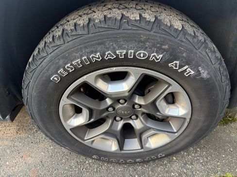 Used 2019 Jeep Cherokee Trailhawk w/ Comfort/Convenience Group image 17