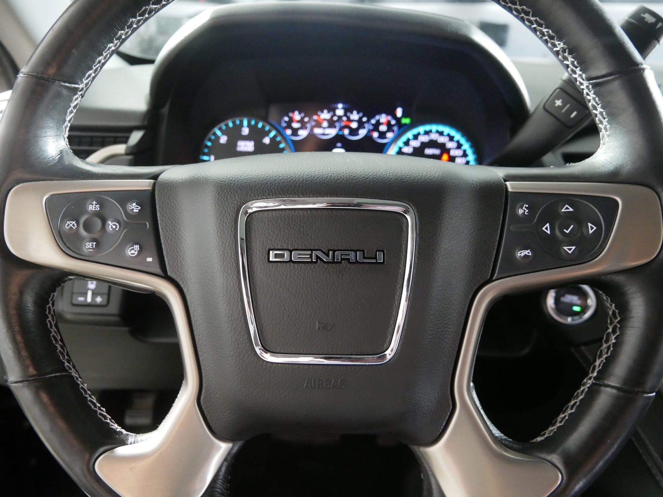 Used 2017 GMC Yukon XL Denali w/ Open Road Package AWD/4WD image 25