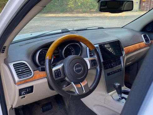 Used 2013 Jeep Grand Cherokee Overland AWD/4WD image 12