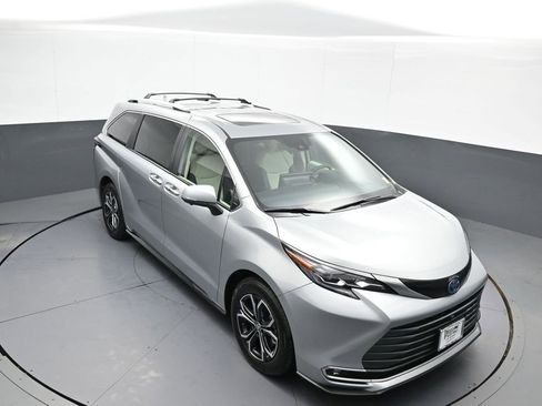 Certified 2025 Toyota Sienna Platinum image 39