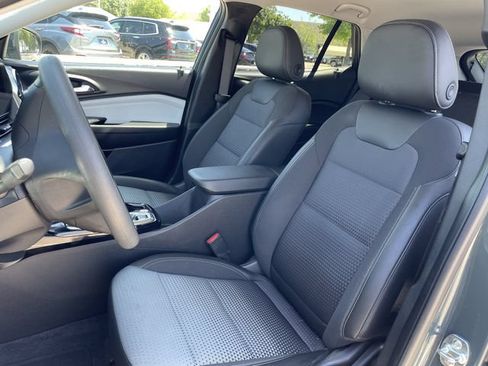 Used 2025 Chevrolet Trax LT FWD image 24