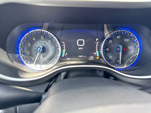 Used 2022 Chrysler Pacifica Touring-L image 17