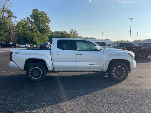 Used 2024 Toyota Tacoma TRD Sport w/ TRD Sport Upgrade Package AWD/4WD image 6