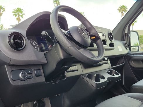 Used 2025 Mercedes-Benz Sprinter 2500 image 15