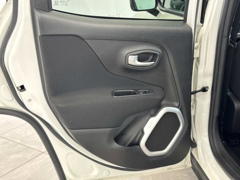 Used 2018 Jeep Renegade Latitude w/ UConnect 8.4 Nav Group FWD image 4