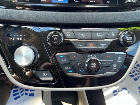 Certified 2023 Chrysler Pacifica Touring-L FWD image 29
