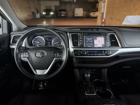 Used 2019 Toyota Highlander XLE AWD/4WD image 21