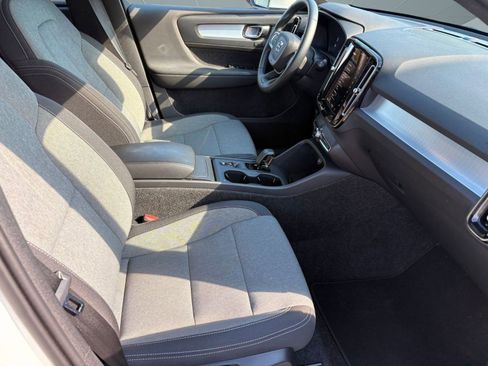 Certified 2025 Volvo XC40 B5 Core image 27