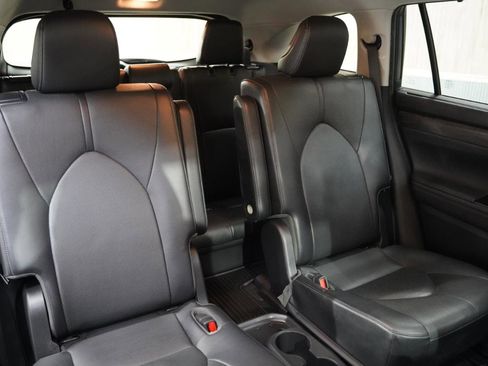 Used 2023 Toyota Highlander Limited image 35
