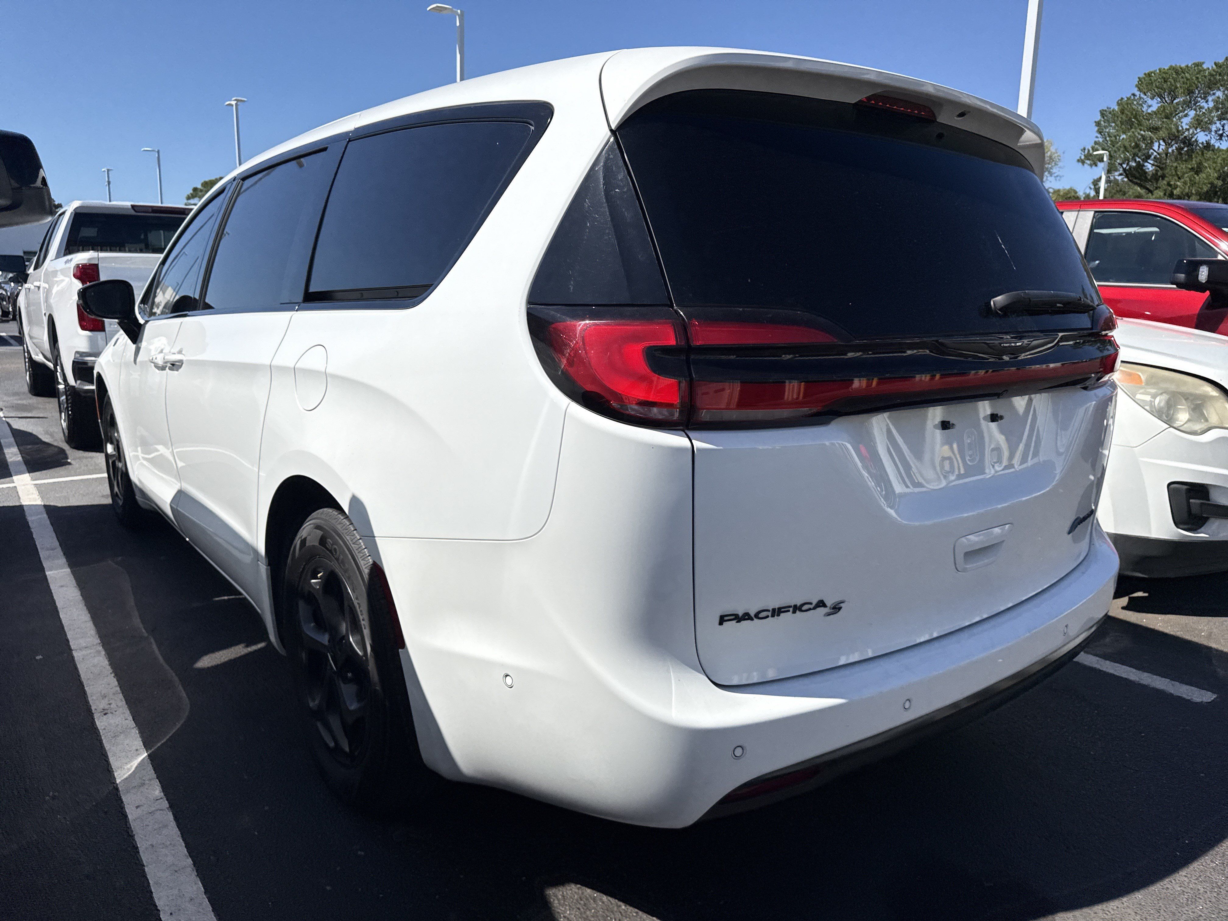 Used 2024 Chrysler Pacifica Limited FWD image 8