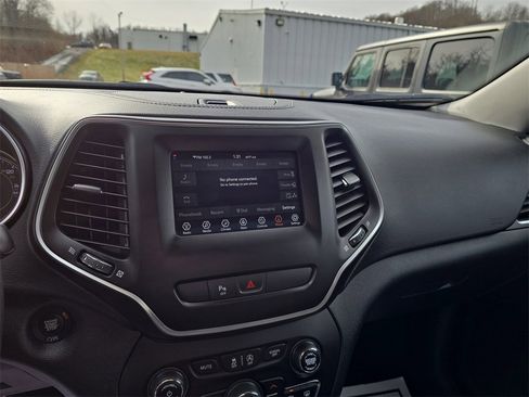 Used 2019 Jeep Cherokee Latitude Plus w/ Cold Weather Group image 18