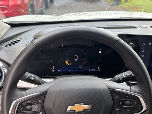 Used 2025 Chevrolet Trax LT w/ LT Convenience Package FWD image 39