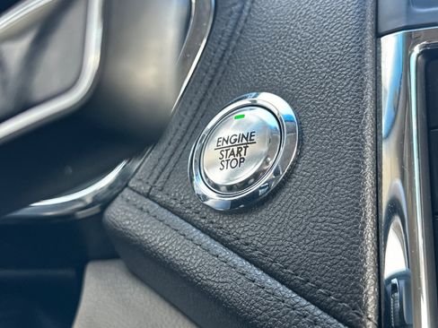 Used 2017 Lincoln Continental Select image 33