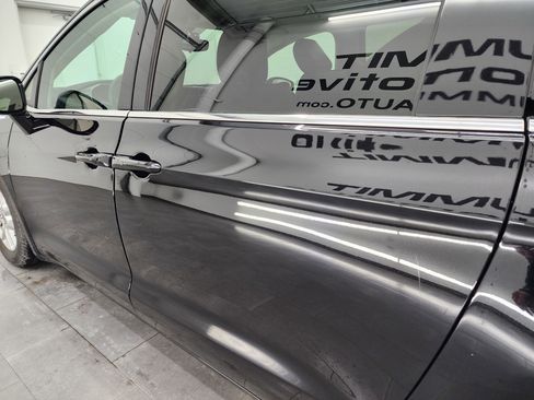 Used 2024 Chrysler Pacifica Touring-L image 30