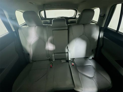 Used 2022 Toyota Highlander LE image 12