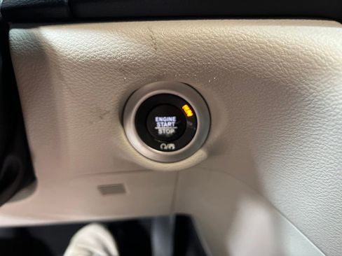 Used 2023 Chrysler Pacifica Touring-L FWD image 28