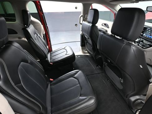 Used 2024 Chrysler Pacifica Touring-L FWD image 44