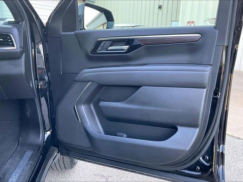 Used 2025 Chevrolet Suburban Z71 AWD/4WD image 23