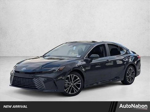 Used 2025 Toyota Camry XLE w/ Premium Plus Package image 1