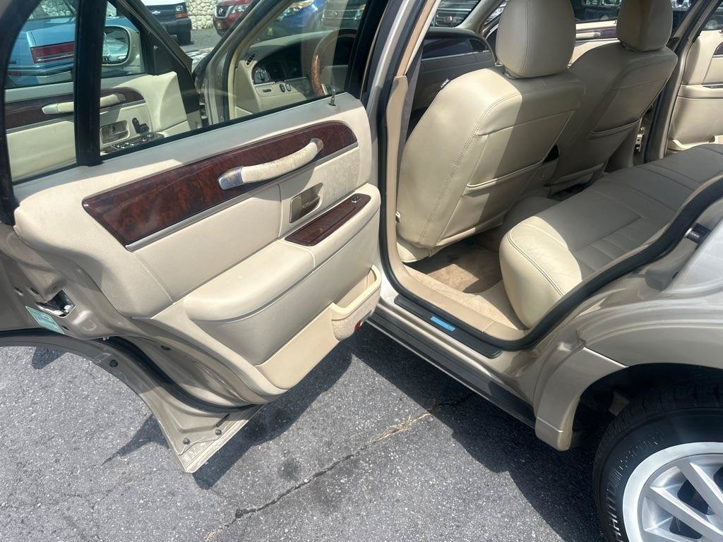 Used 2006 Lincoln Town Car Signature RWD image 32