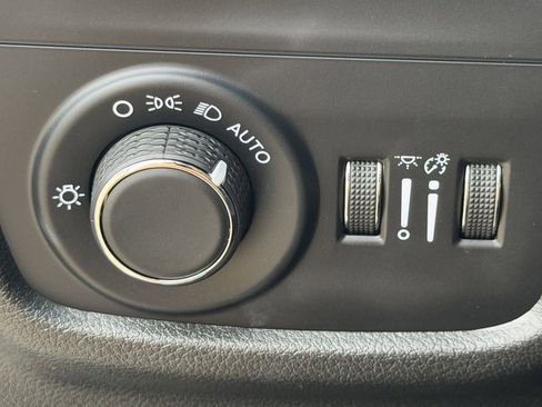 Used 2025 Jeep Grand Cherokee Altitude AWD/4WD image 25