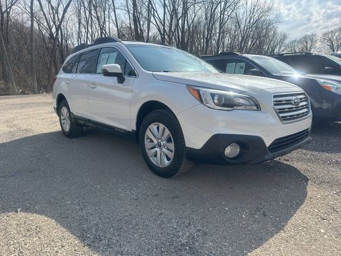 Used 2017 Subaru Outback 2.5i Premium image 2