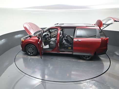 Used 2025 Kia Carnival EX image 15