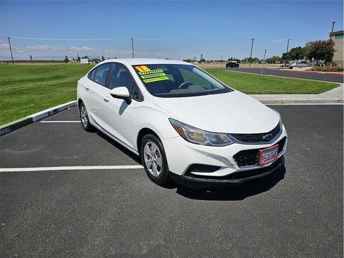 Used 2018 Chevrolet Cruze LS FWD image 1