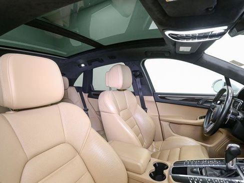 Used 2018 Porsche Macan Turbo image 19