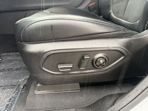 Used 2024 Jeep Grand Cherokee L Laredo image 13