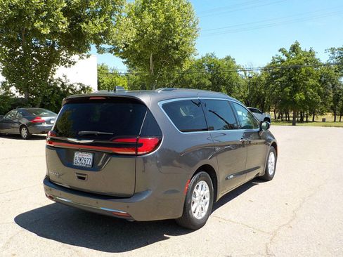 Used 2022 Chrysler Pacifica Touring-L image 3