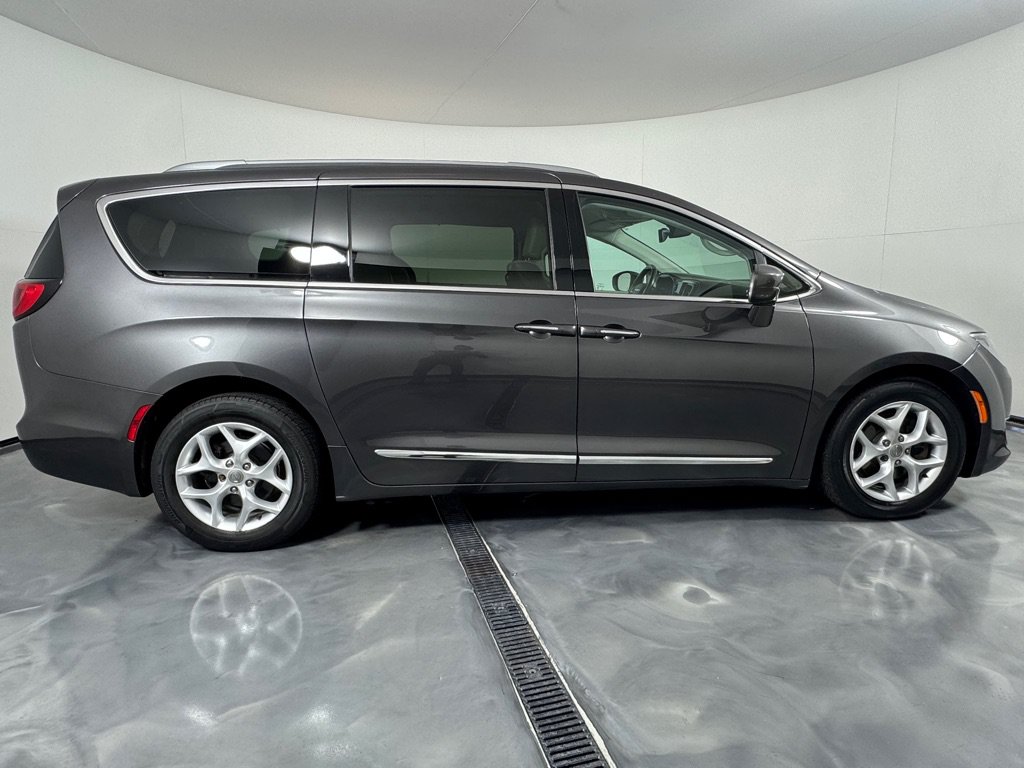 Used 2017 Chrysler Pacifica Touring-L Plus w/ Tire & Wheel Group FWD image 4