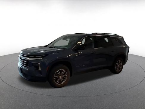 Used 2025 Chevrolet Traverse LT FWD image 7