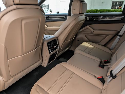 Used 2023 Porsche Cayenne Platinum Edition AWD/4WD image 28