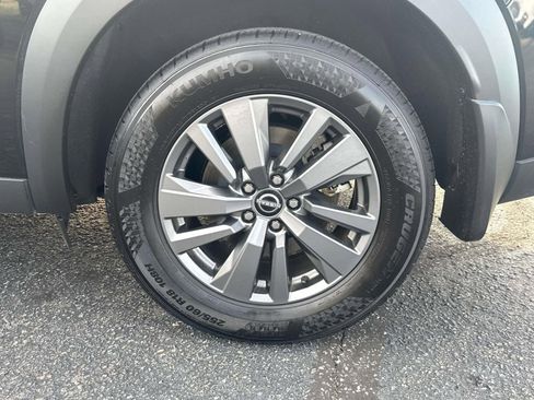 Used 2024 Nissan Pathfinder SV w/ SV Premium Package image 9