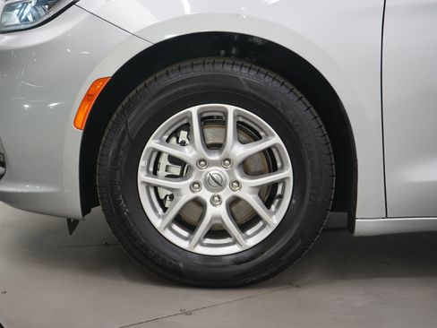 Used 2024 Chrysler Pacifica Touring-L image 32