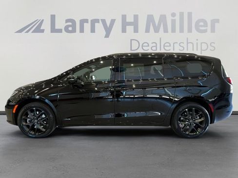 New 2026 Chrysler Pacifica Select image 2