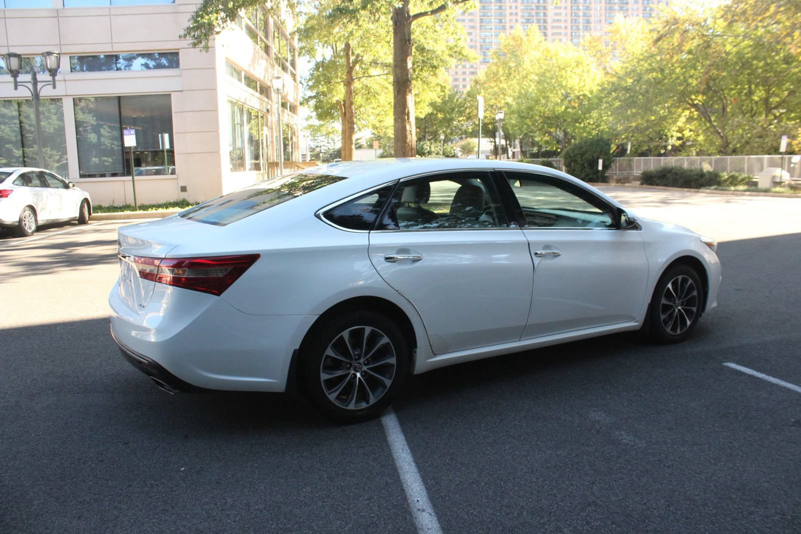 Used 2016 Toyota Avalon XLE FWD image 7