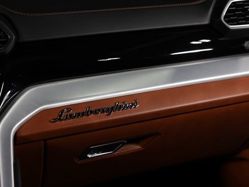 Used 2020 Lamborghini Urus image 32