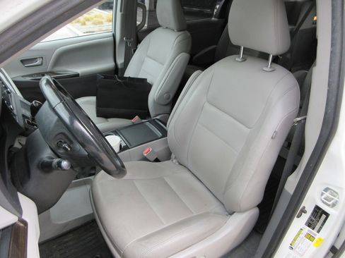 Used 2020 Toyota Sienna XLE Premium image 21