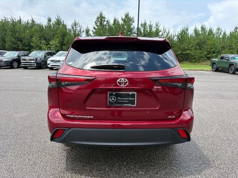 Used 2025 Toyota Highlander XLE FWD image 11