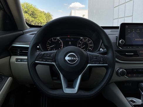 Used 2025 Nissan Altima 2.5 SV FWD image 31
