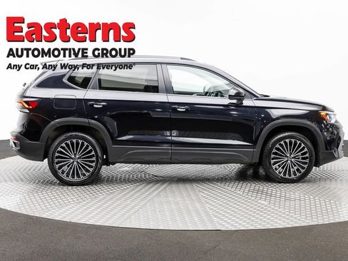 Used 2025 Volkswagen Taos SE FWD image 4