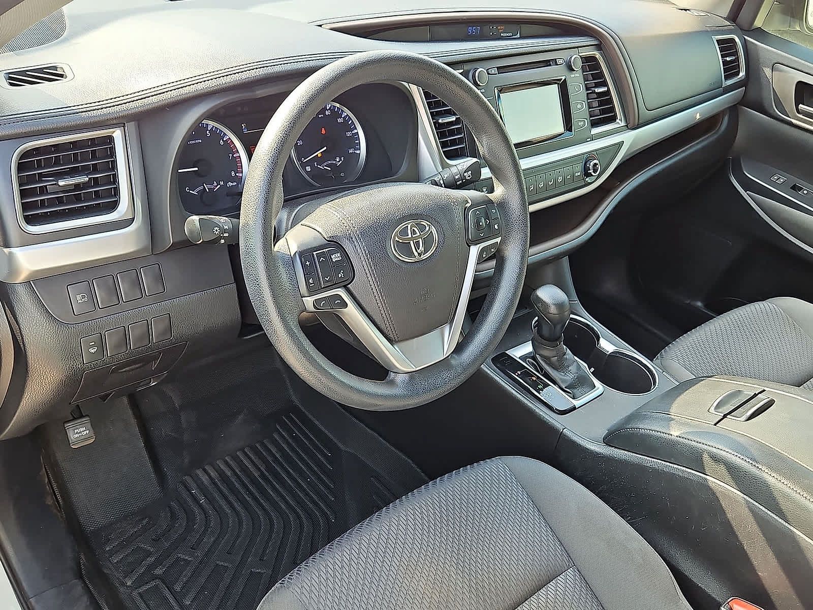 Used 2017 Toyota Highlander LE FWD image 16