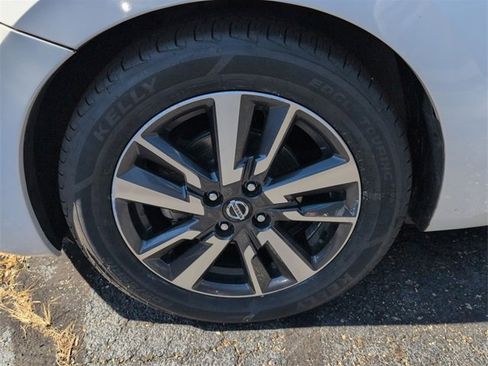 Used 2021 Nissan Versa SV image 6