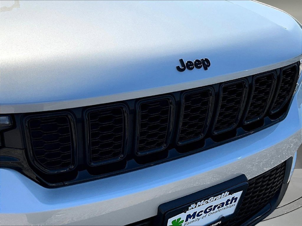 Used 2023 Jeep Grand Cherokee Altitude AWD/4WD image 33