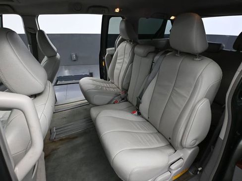 Used 2014 Toyota Sienna XLE image 34