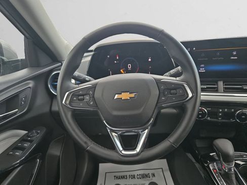 Used 2025 Chevrolet Trax LT w/ LT Convenience Package image 14