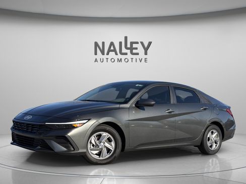 Used 2025 Hyundai Elantra SE image 1