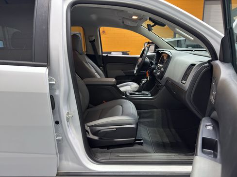 Used 2022 Chevrolet Colorado W/T AWD/4WD image 16